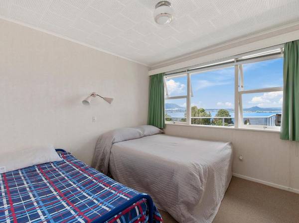 Lofty Lakeviews - Acacia Bay Holiday Home