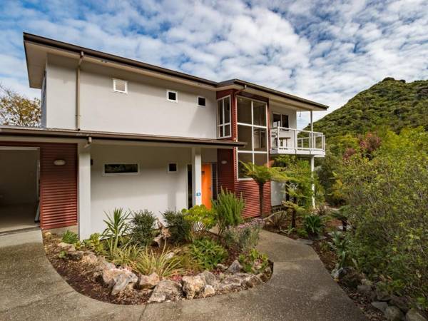 Te Wharepuni - Tata Beach Holiday Home