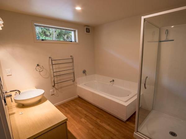 Te Wharepuni - Tata Beach Holiday Home