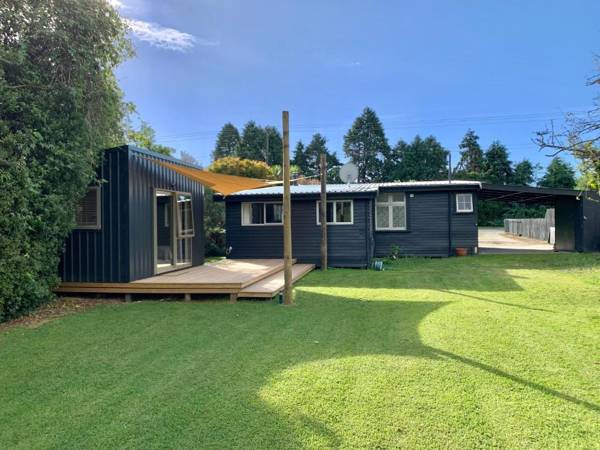 Pukeko Cottage - Pohara Holiday Home