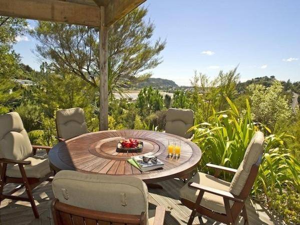 Treetop Oasis - Tairua Executive Holiday Home