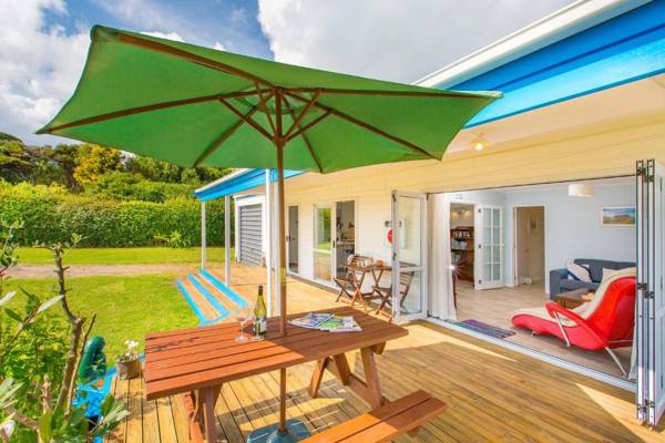 Calypso Cottage with Wifi - Raglan Holiday Home