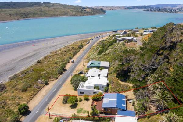 The Big Round Window - Raglan Holiday Home