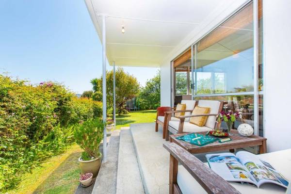 Lorenzen Bay Bungalow - Raglan Holiday Home
