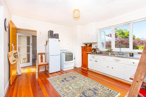 Lorenzen Bay Bungalow - Raglan Holiday Home