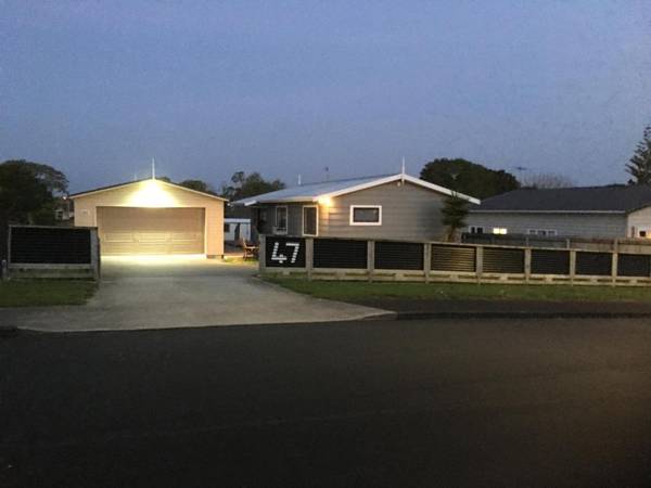 47 Hooper Ave Pukekohe sleeps 13