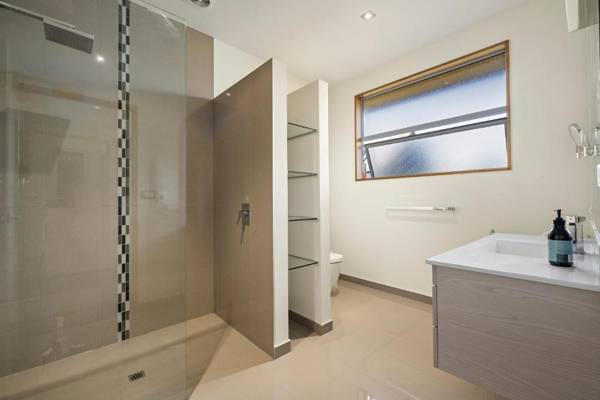 Infinity Views - Modern Wanaka Holiday Home