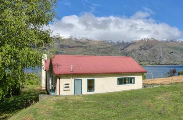 The Lakefront Gem - Wanaka Holiday Home
