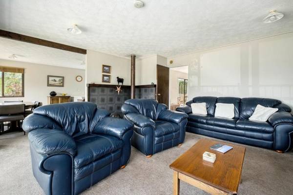 Lake and Mountain Views - Wanaka Holiday Home