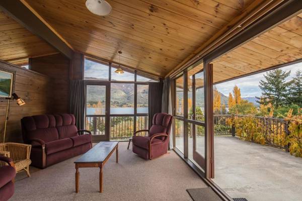 Lakeside Escape - Wanaka Holiday Bach