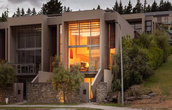 Lake Edge - Sleeps 6 - Centrally Located - Lake & Mountain Views