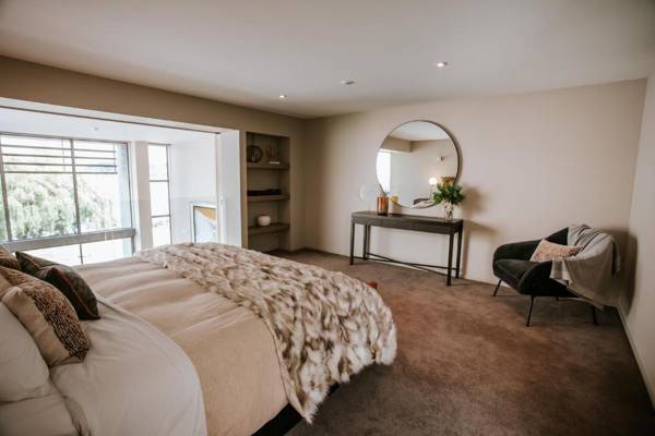 Lake Edge - Sleeps 6 - Centrally Located - Lake & Mountain Views