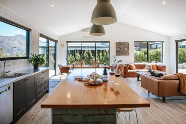 Minaret Ridge - Sleeps 8 - Mountain Views