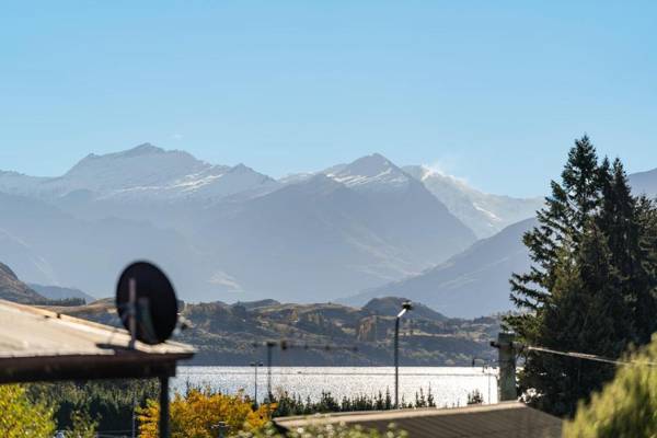Renovated Wanaka Classic with Lake Views