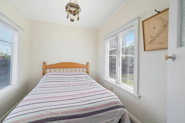 The Green Trout - Paraparaumu Beach Holiday Home