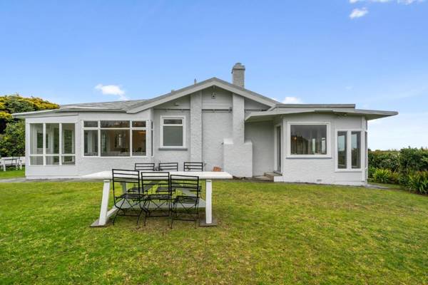 Nga Karoro - Raumati Beach Holiday Home