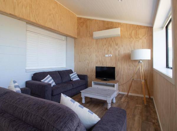 THE BOAT HOUSE ON DIXON