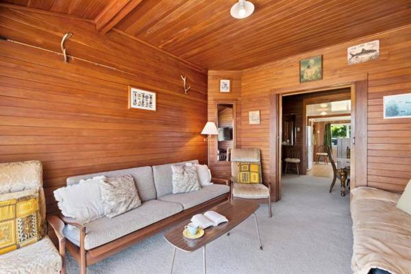 The Lake Bach - Ngongotaha Lakefront Holiday Home