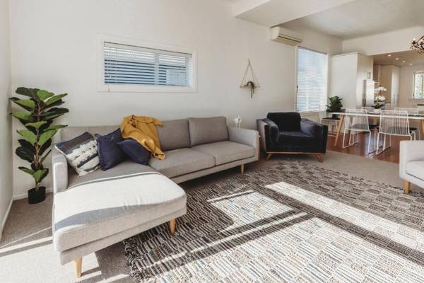 ROPIHA RETREAT - CLOSE TO FITZROY BEACH