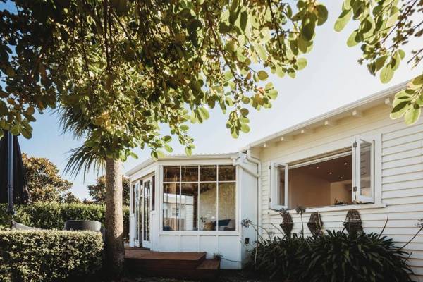 ROPIHA RETREAT - CLOSE TO FITZROY BEACH