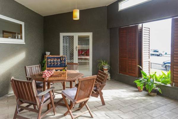 Breakwater Cottage - Napier Holiday Home