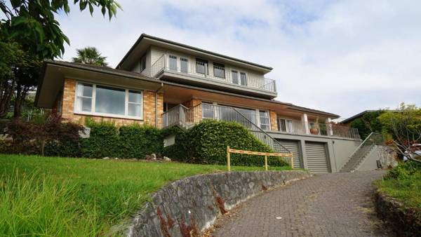 Lake Domain Holiday House