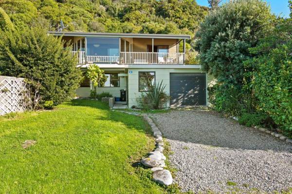 Collingwood Beach House - Golden Bay Holiday Home