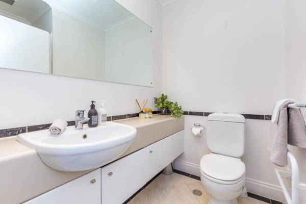 Gorgeous Apartment! Nice Views Pool and Gym.