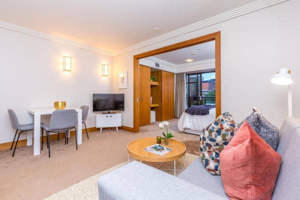 Stylish Central City Apartment with Pool and Gym