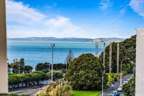 One Bedroom Apartment - Pool Gym & Tennis Courts!