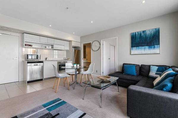 Two Bedroom Apartment - Pool Gym & Free Parking!