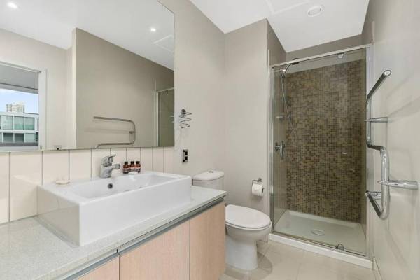 Two Bedroom Apartment - Pool Gym & Free Parking!