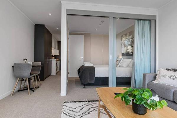 Beautifully Modern Brand New Central Apartment