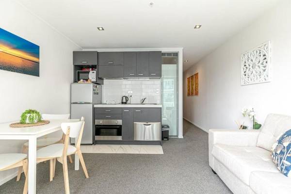 2BR Apartment w/ Balcony Gym and Parking Access!