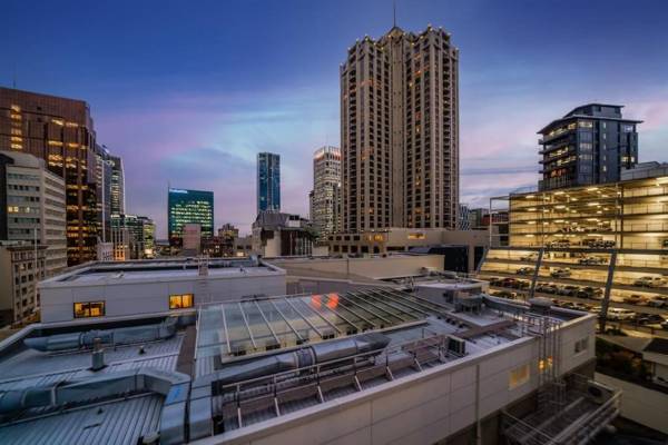 Chic and Spacious CBD Loft - 2 Beds City Views