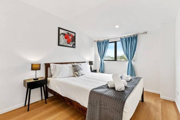 Stunning Three Bedroom Townhouse with Free Parking