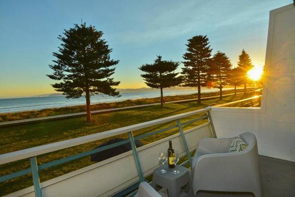 Whispering Sands Beachfront Motel