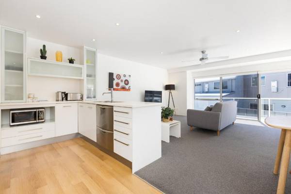 Sunny and Spacious - moments from the Beach and Downtown