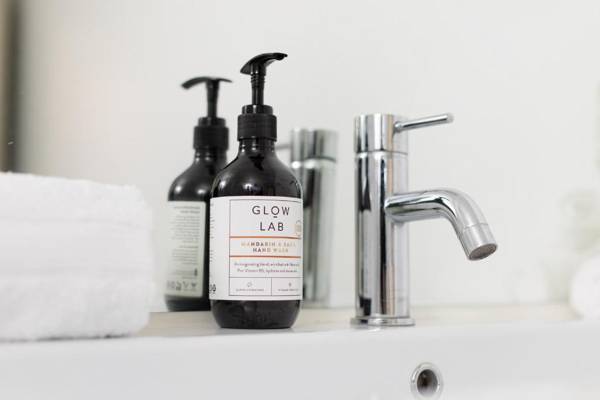 Sunny and Spacious - moments from the Beach and Downtown