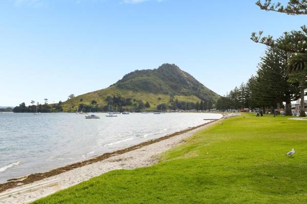 Stylish and Spacious Downtown Mount Maunganui