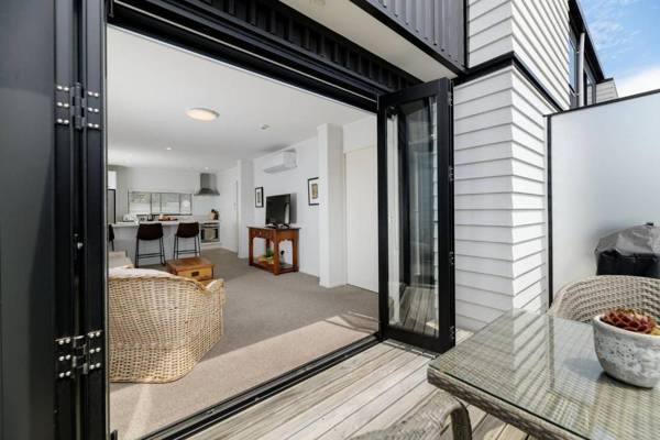 Centrally Located- Modern Sunny Townhouse