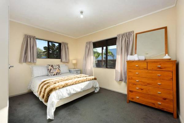 Convenient Family Bach with easy access to Blake Park the beach and downtown