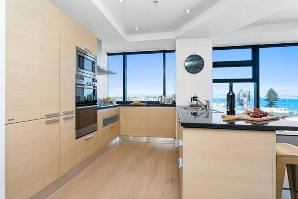 Luxury Ocean & Harbour Views - Heated Pool Main Beach & Gym