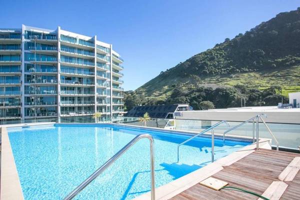 Luxury Ocean & Harbour Views - Heated Pool Main Beach & Gym