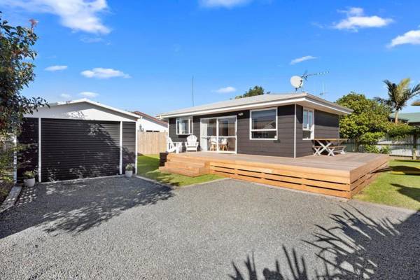 The Black Bach - Mt Maunganui Holiday Home