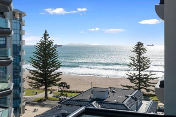 Superb Elevated Views of Harbour with Heated Pool Gym & Parking