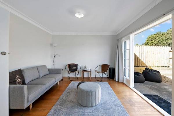 Bach on Pitau - Mt Maunganui Holiday Home