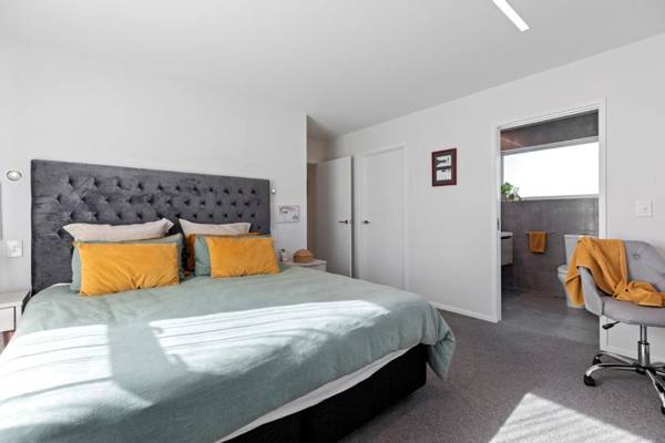 Workspace - Oceanview Magic - Mount Maunganui Holiday Home