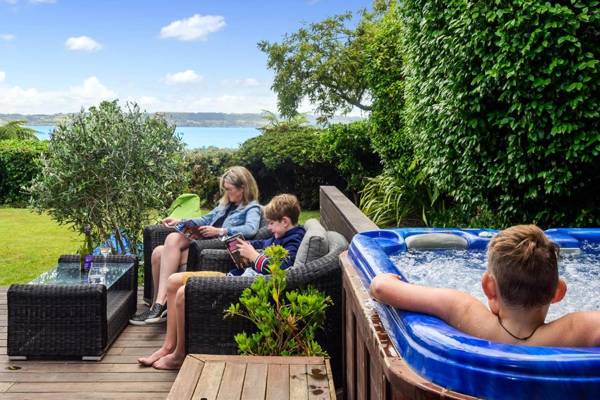 The Bird House - Kawaha Point Rotorua. Stylish six bedroom home with space views and relaxed atmosphere