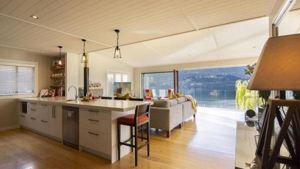 Kohanga Luxury Lakeside Villa by Amazing Accom